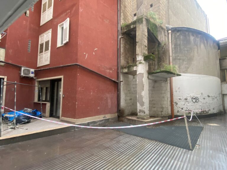 Pericolosa la facciata posteriore del Cine-teatro “Partenio”: l’ordinanza del Comune
