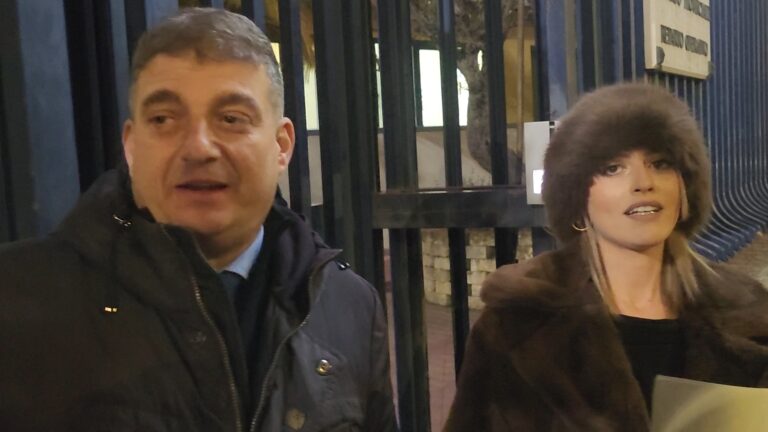 Caso Manzo, Scannelli in caserma per la notifica: sono serena