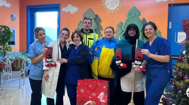 Befana dei volontari della Misericordia di Atripalda ai bimbi della Pediatria al Moscati