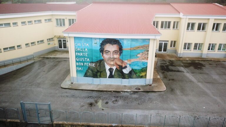 VIDEO e FOTO/  A Pietradefusi un murales per Piersanti Mattarella: “Chi sta dalla parte giusta non perde mai”