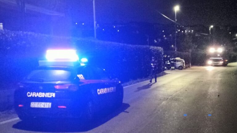 Cesinali, auto si capovolge sulla Provinciale: due giovani in ospedale