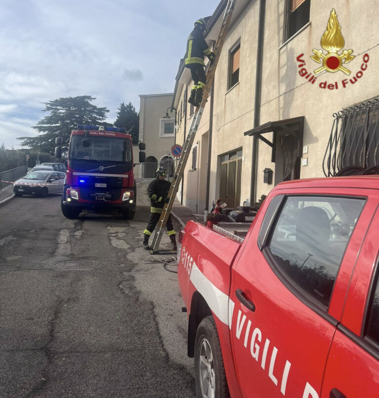 Lioni, canna fumaria in fiamme: intervengono i Vigili del Fuoco