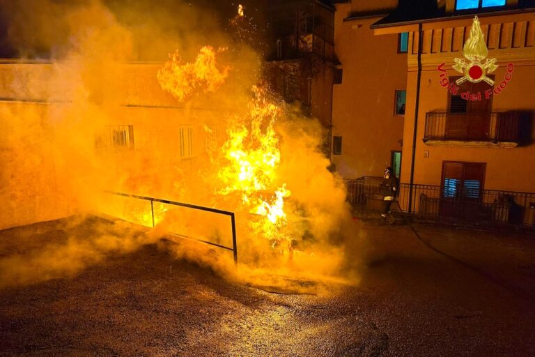Paura nella notte: brucia auto in sosta nei pressi del Cimitero