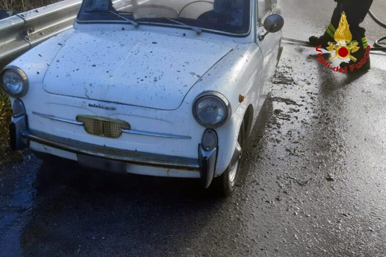 San Mango Sul Calore, in fiamme una storica Bianchina