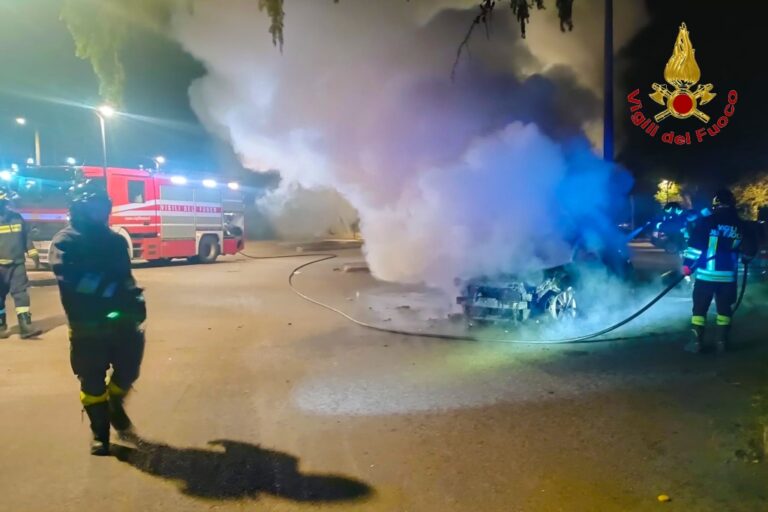Montoro, auto in fiamme nella notte: intervengono i Vigili del fuoco