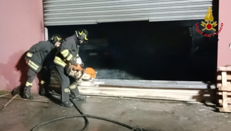 Castelfranci, a fuoco capannone di 300 metri quadrati