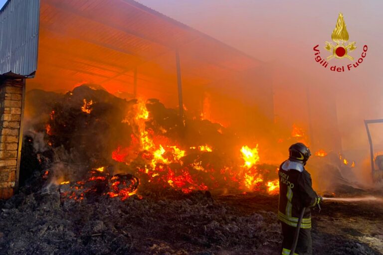 Lunghe e delicate operazioni per spegnere le fiamme dei capannoni a Bisaccia