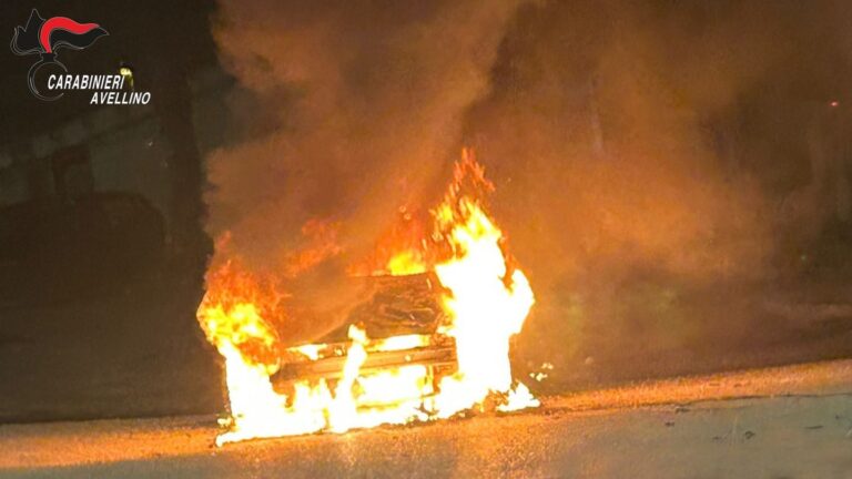 Auto in fiamme a Taurano: indagano i Carabinieri