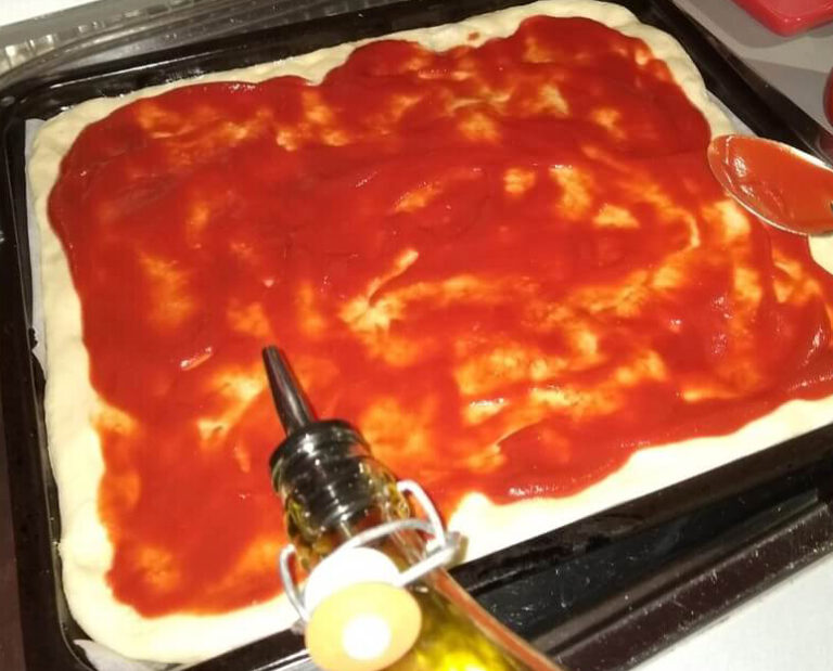 Passione per la pizza, quattro italiani su dieci la preparano in casa