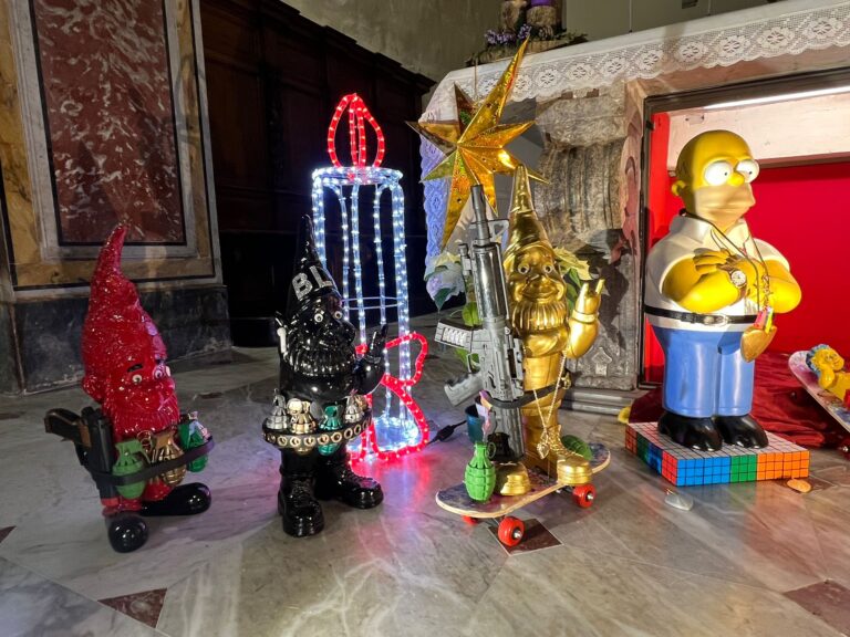 VIDEO/ I Re Magi di don Vitaliano: non portano oro, incenso e mirra ma bombe e kalashnikov