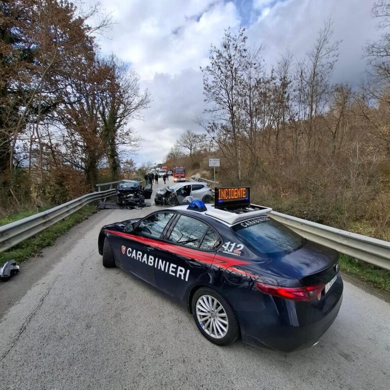 Frontale tra due auto a Guardia Lombardi: in due in codice rosso