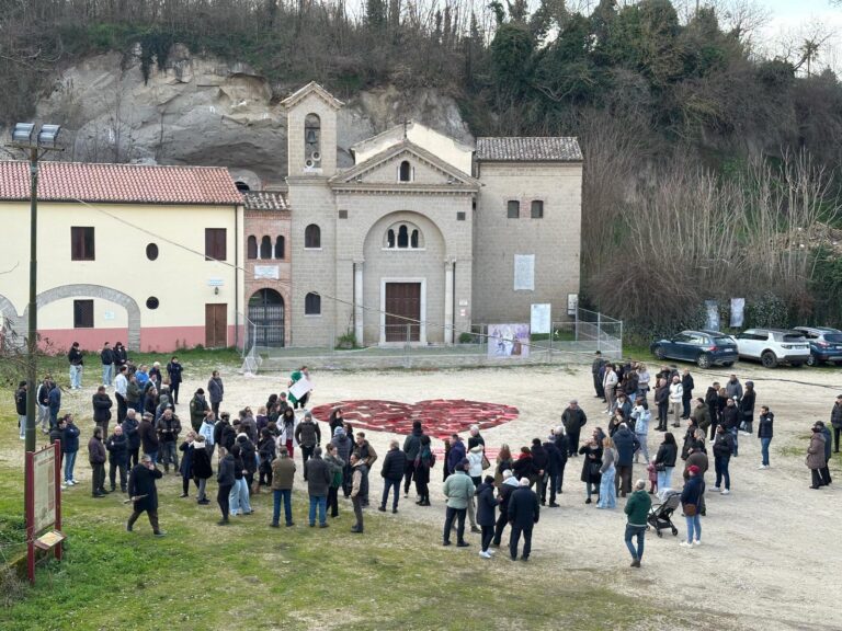 Il cuore di Prata batte per la sua Basilica chiusa da tre anni: l’appello dal flash mob
