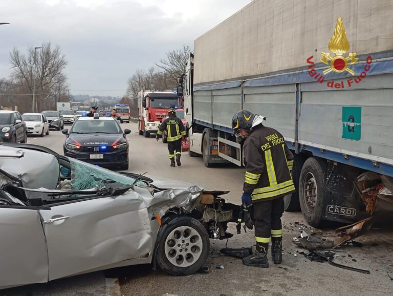 Auto contro camion in sosta: ventenne finisce al Moscati