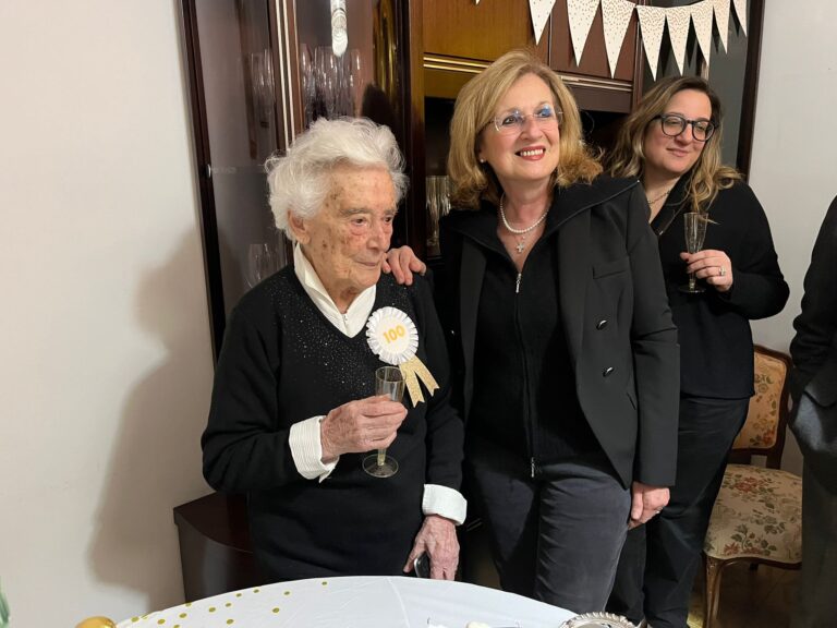 Nonna Michelina, cento anni e la passione per uncinetto e piante