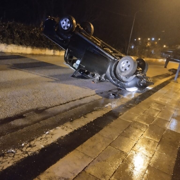 Si ribalta con il Pickup: sul posto Vigili del Fuoco e 118