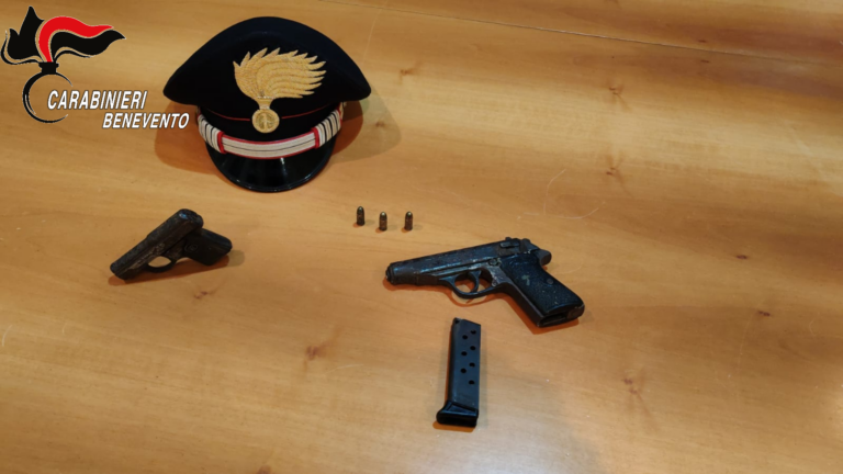 Armi nascoste nel controsoffitto: arrestata 36enne