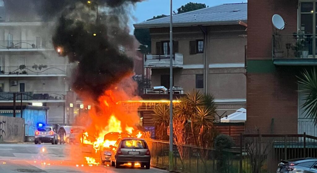 Auto in fiamme