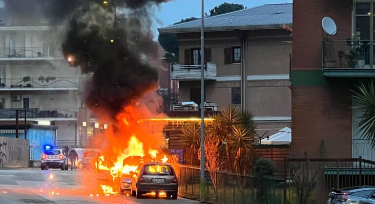 Auto in fiamme