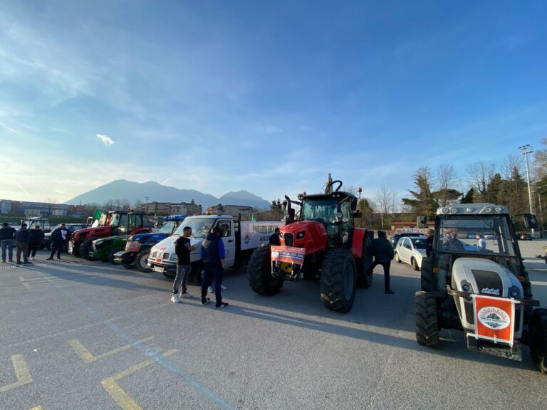 FOTO/ La marcia dei trattori in città: “Anche Avellino deliberi lo stato di crisi del settore”