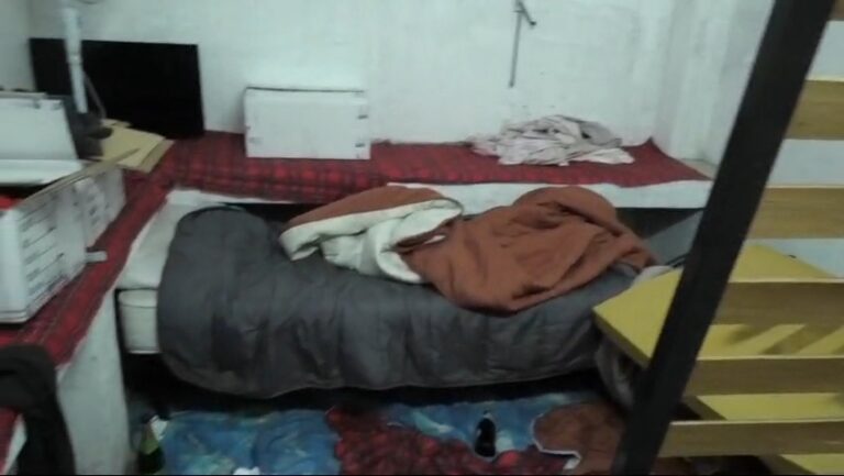 Dormivano a terra o su letti di fortuna: le immagini “choc” dell’opificio sequestrato