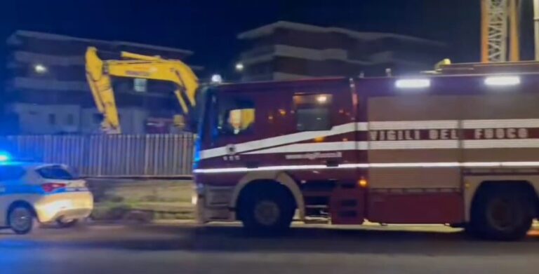 Escavatore in fiamme in una cantiere  di Via Pontieri: indaga la Squadra Mobile
