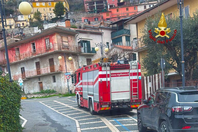 Non rispondeva a vicini e amici, 56enne trovato morto in casa