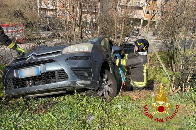 Auto nella scarpata a Picarelli: 37enne finisce al Moscati