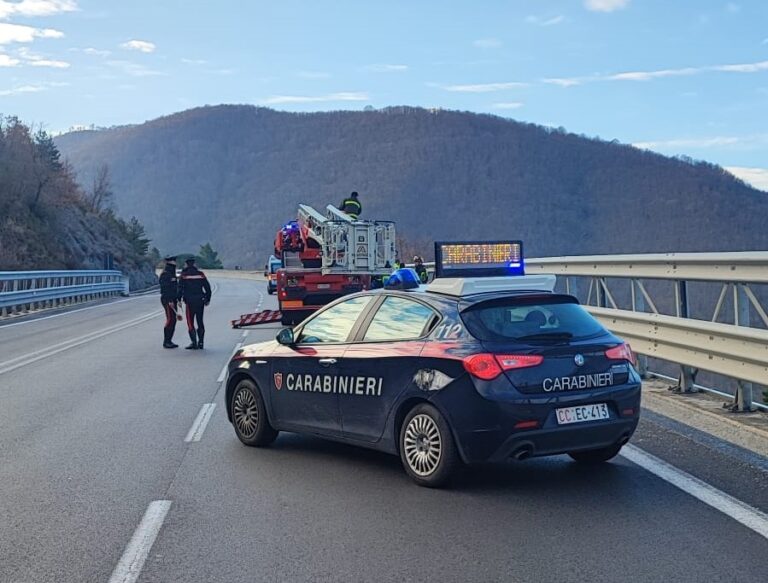 25enne tenta il suicidio lanciandosi dal cavalcavia dell’Ofantina