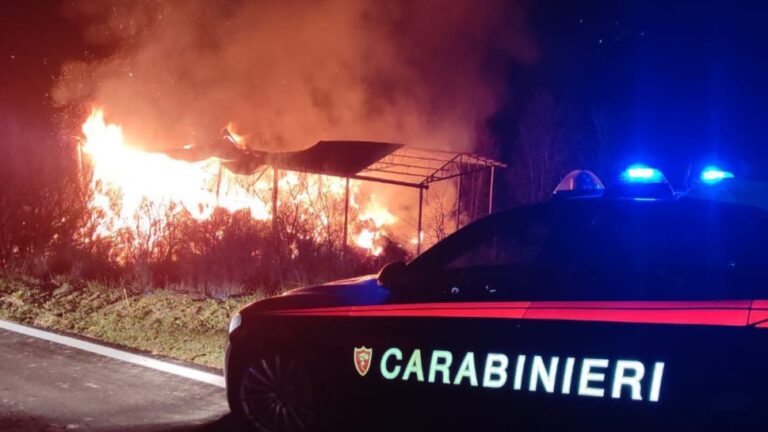 Morra De Sanctis,  in fiamme capannone con 280 rotoballe. Indagano i Carabinieri