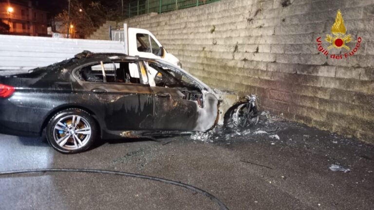 Incendio a Contrada: intervento dei Vigili del Fuoco per un’auto in fiamme