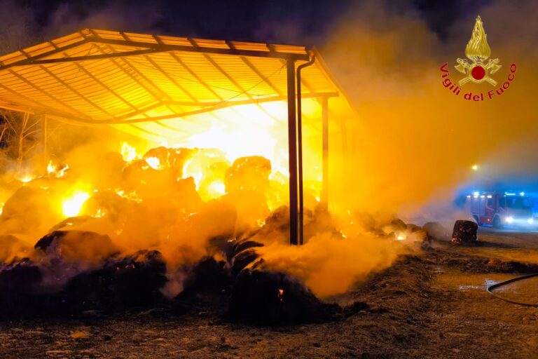 Vigili del Fuoco ancora impegnati in un incendio di un deposito agricolo in Alta Irpinia