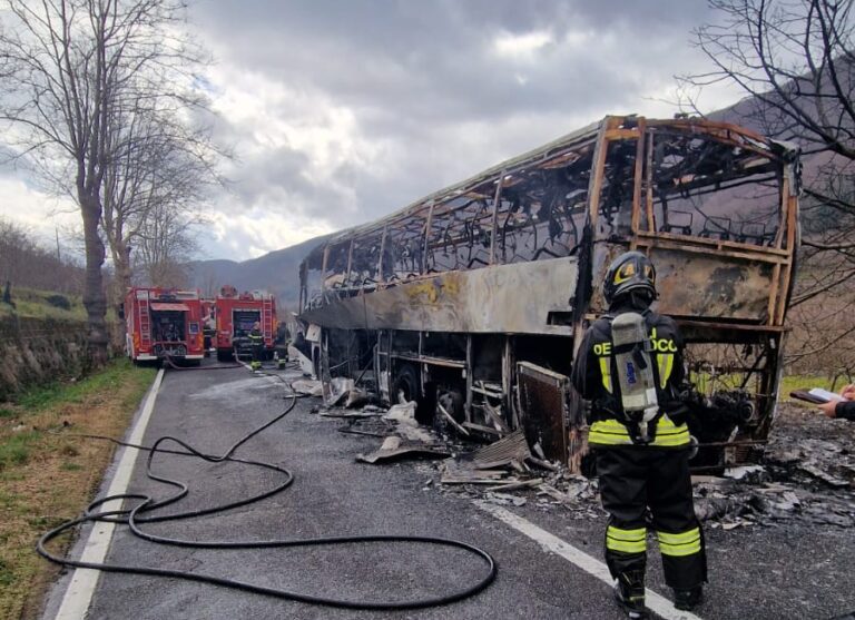 Incendio autobus a Mugnano del Cardinale, l’intervento dei caschi rossi