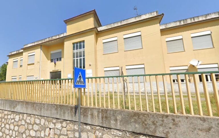 Chiusura della scuola, il gruppo “Le nostre radici”: ancora troppe domande senza risposta