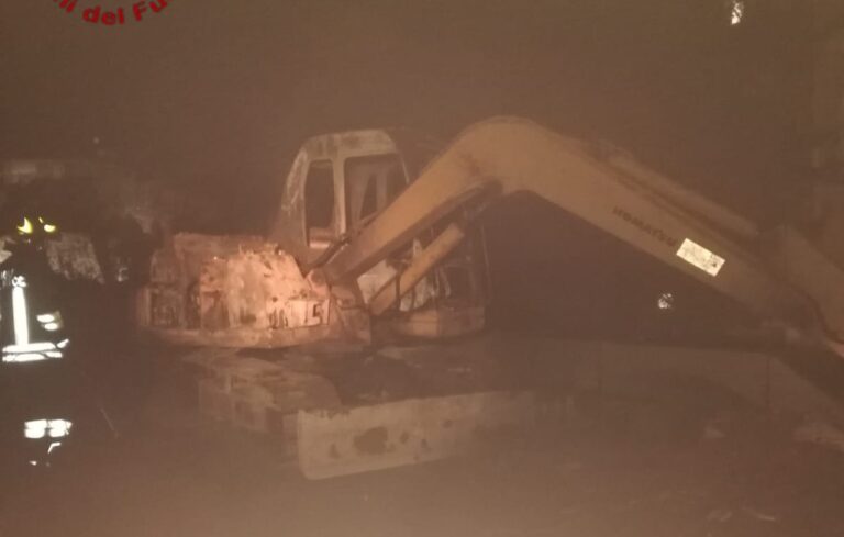 Escavatore in fiamme sul cantiere di un plesso scolastico