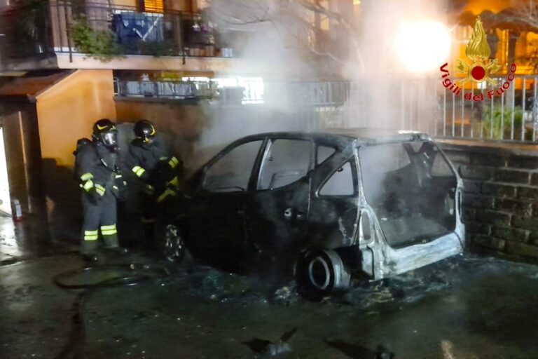 Grottaminarda, auto in fiamme nella notte a via Fontanelle
