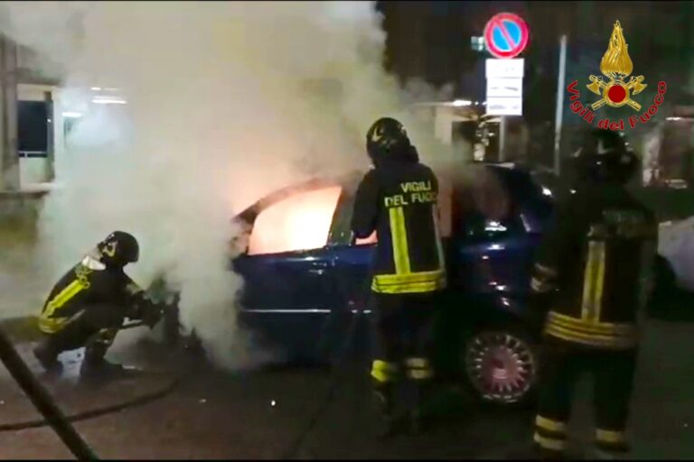 Incendio di un’autovettura a Rione Mazzini: Intervento dei Vigili del Fuoco di Avellino