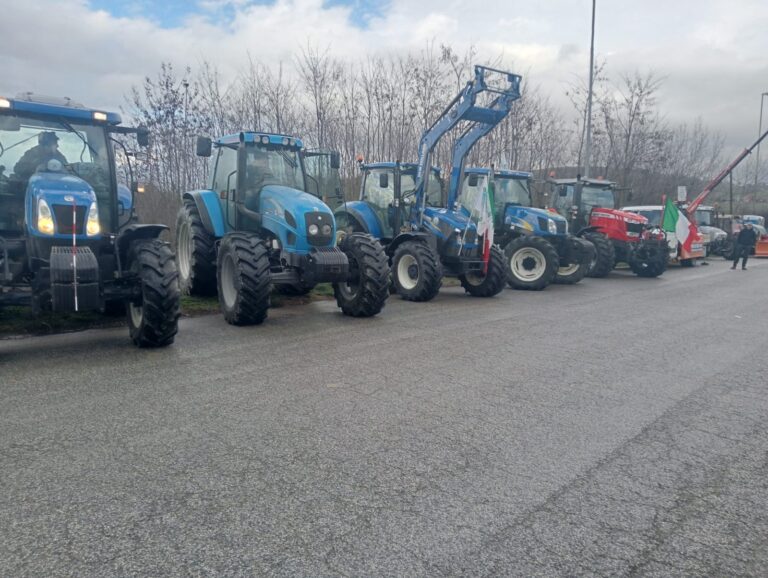 Sciopero lumaca in autostrada: la mobilitazione compatta degli agricoltori e allevatori campani