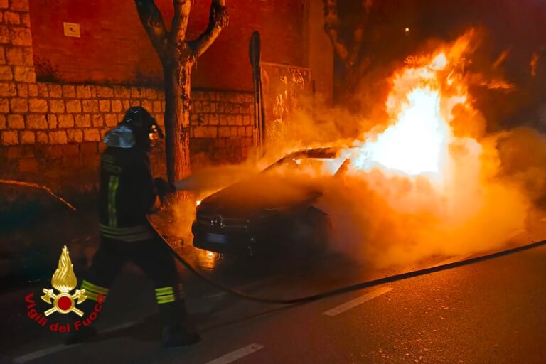 Avellino, nella notte incendio di un’autovettura