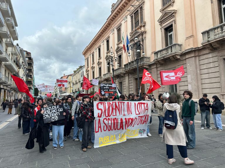 FOTO/ “Fascismo=Mafia”: il corteo degli studenti in centro città