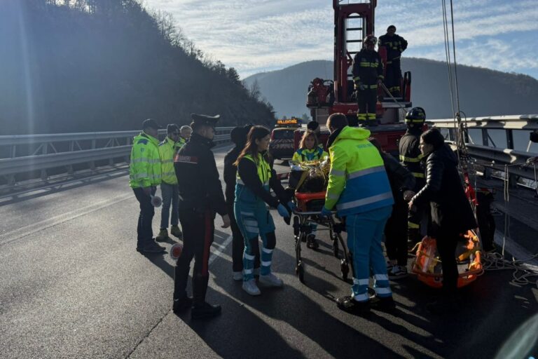 Si getta dal cavalcavia sulla SS 7 Ofantina: ancora vivo il giovane irpino