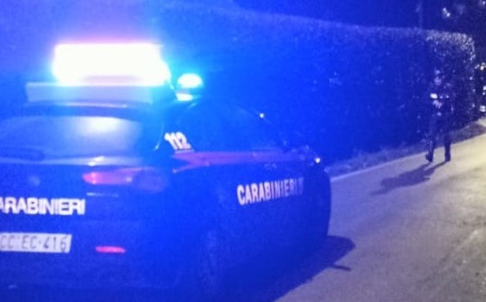 Sorpreso alla guida di auto rubata con detenzione illegale di munizioni: denunciato