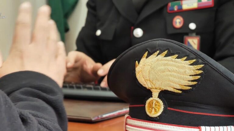 Furto con destrezza e truffa online: i Carabinieri denunciano 2 persone