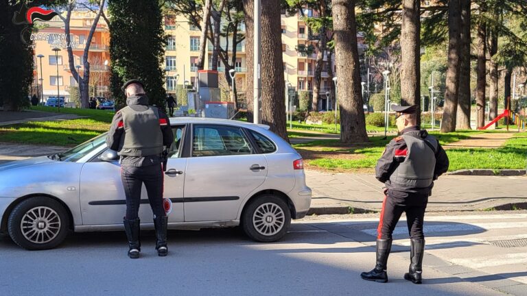 Ai domiciliari viene sorpreso fuori casa a spacciare.  I Carabinieri arrestano un 25enne extracomunitario