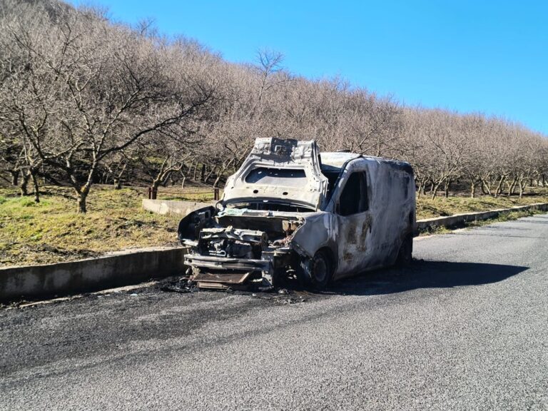 In fiamme furgone in transito sulla Taurano-Monteforte
