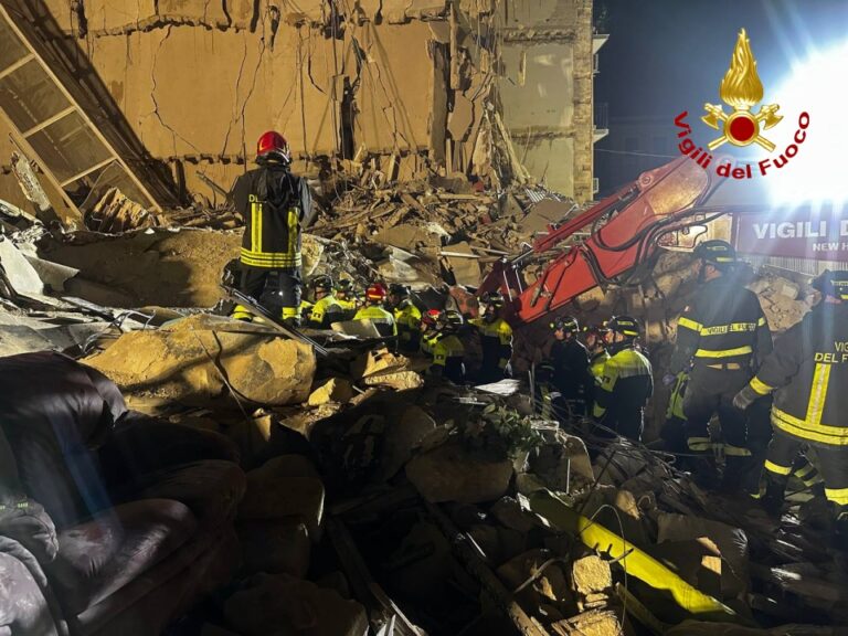 Crollo palazzina a Bari, intervento dei Vigili del Fuoco di Avellino: la donna dispersa è stata trovata ed estratta viva