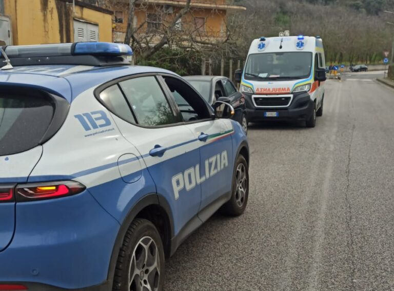Lancia oggetti dal balcone, sul posto Polizia, Vigili del Fuoco e 118: strada bloccata