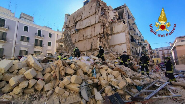 FOTO/ Crollo palazzina, a Bari anche una squadra dei Vigili del Fuoco di Avellino