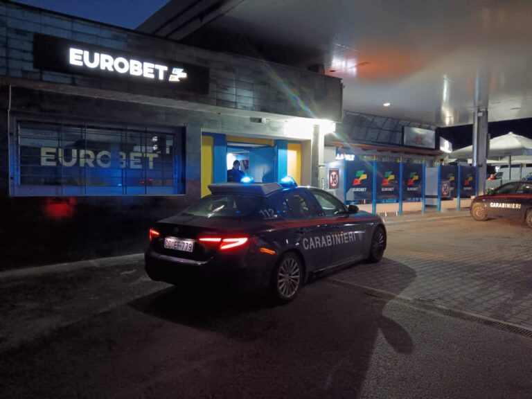 Rapina al centro scommesse Eurobet di Avella