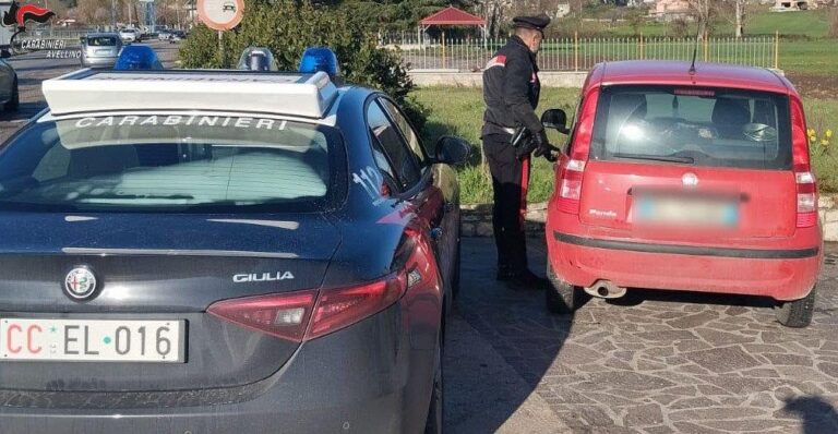 I Carabinieri intercettano l’auto dei ladri costretti ad abbandonarla