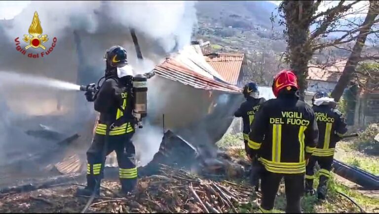 Incendio in una baracca ad Atripalda: in fiamme fieno e attrezzi agricoli